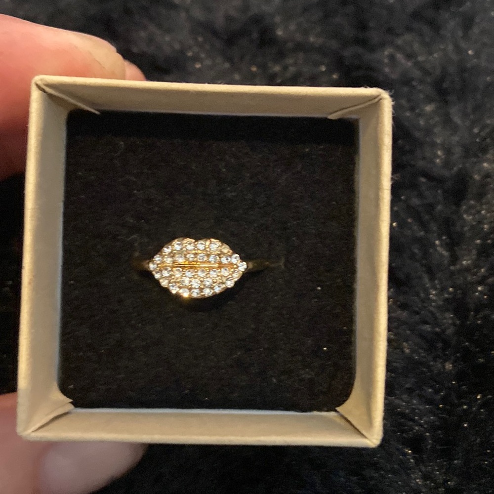 Lips 👄 rose gold with simulated diamonds .. adorable